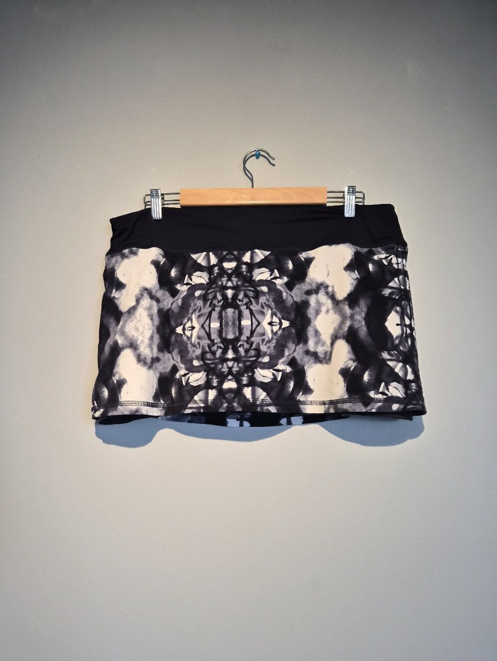 Lululemon Athletica Blue & White Graphic Shorts | Size 10